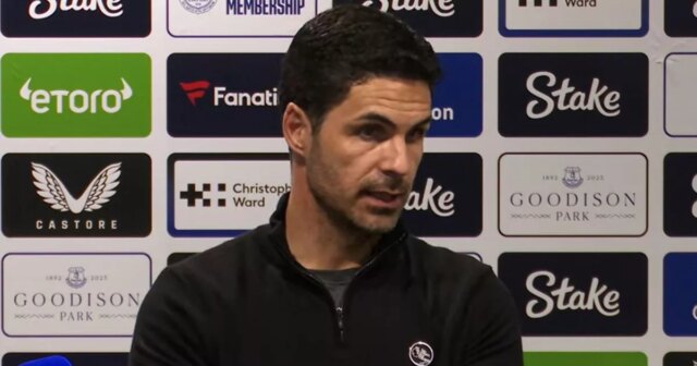 Gabriel Martinelli oslavuje so spoluhráčmi z Arsenalu po strelenom góle