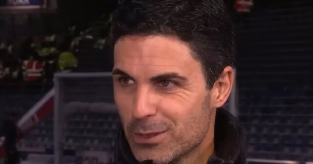 Mikel Arteta hovorí na ihrisku vo Fratton Parku