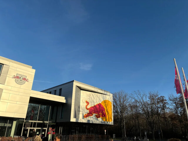 🤖 Mikrovlnné čižmy a voľný kop: deň v RB Leipzig
