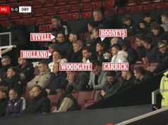 Milujúci rodičia Wayne a Coleen Rooneyovci sledujú syna Kaia, 16, debutujúceho na Old Trafford – s Michaelom Carrickom a vedúcimi Man United balia krabicu riaditeľa pre hru U18. Michael Carrick a Wayne Rooney patrili v piatok večer medzi hviezdne režisérske lóže