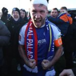 Kapitán Macclesfieldu Paul Dawson oslavuje víťazstvo Macclesfieldu proti Crystal Palace v najväčšom nešťastí v histórii FA Cupu