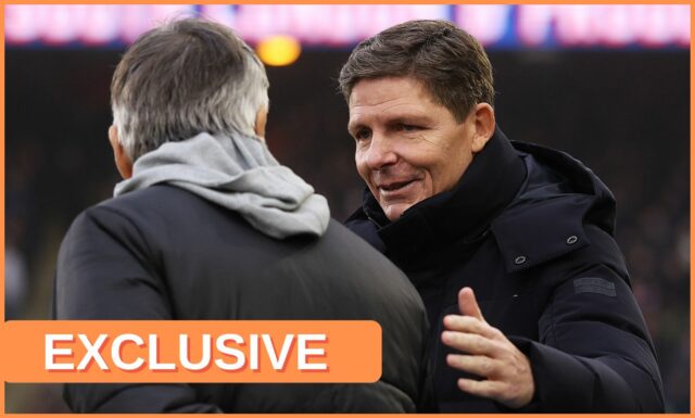 Muž United sa pozerá na Olivera Glasnera a Thomasa Tuchela Muž United sa pozerá na Olivera Glasnera a Thomasa Tuchela