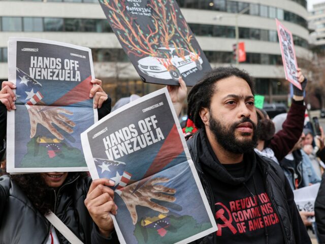 NAŽIVO: Trump povedal, že Venezuela odovzdá USA až 50 miliónov barelov ropy | Americko-Venezuela Tensions News
