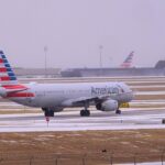 Lietadlo American Airlines roluje cez pristávaciu dráhu na letisku DFW počas zimnej búrky v Dallase, kde sa Mavericks údajne v nedeľu nedarilo vzlietnuť kvôli sneženiu.