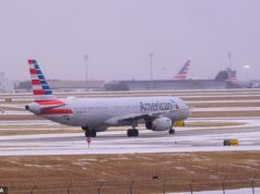 NBA uvrhla do chaosu zimná búrka, pretože Nuggets-Grizzlies je odložený a Mavs-Bucks visí na vlásku Lietadlo American Airlines roluje cez pristávaciu dráhu na letisku DFW počas zimnej búrky v Dallase, kde sa Mavericks údajne v nedeľu nedarilo vzlietnuť kvôli sneženiu.