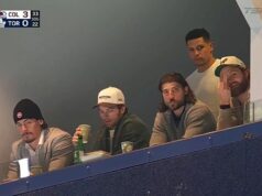 NHL odhaľuje trest pre zranenú hviezdu, ktorá prevrátila vtáka pred televíznymi kamerami, keď sledovala prehru tímu Hviezda NHL William Nylander otočil vtáka pred televíznymi kamerami počas nedeľnej prehry svojho tímu