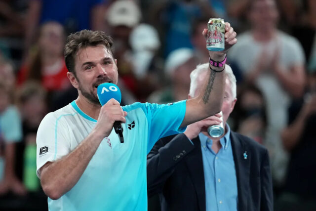 Na zdravie! Stan Wawrinka sa na Australian Open lúči pivom Download app from appStore
