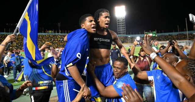 Hráči a fanúšikovia Curacaa oslavujú kvalifikáciu na MS 2026