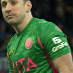 Brankárovi Stockportu Benovi Hinchcliffovi zostalo vajce na tvári po bizarnej chybe vedúcej k vlastnému gólu