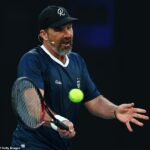 Austrálska tenisová legenda Pat Rafter kritizoval množstvo súčasných hviezd, ktoré pociťujú nedostatok súkromia na Australian Open, vďaka čomu sa cítia ako „zvieratá v zoo“.