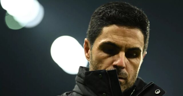 Tréner Mikel Arteta z Arsenal FC reaguje na zápas fázy MD7 Ligy majstrov UEFA 2025/26 medzi FC Internazionale Milano a Arsenal FC na Stadio San Siro