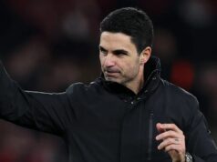 Najnovší prestup Arsenalu: Dohoda bola dohodnutá s hviezdou typu „Messi“, keďže Arteta rieši zmeškané ťahy Mikel Arteta, manažér Arsenalu, oslavuje počas zápasu Premier League medzi Arsenalom a Aston Villou na Emirates Stadium 30. decembra 2025 v Londýne v Anglicku.