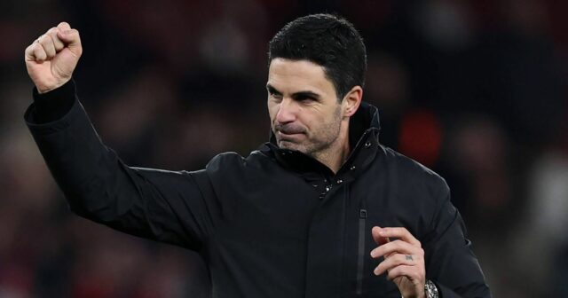 Mikel Arteta, manažér Arsenalu, oslavuje počas zápasu Premier League medzi Arsenalom a Aston Villou na Emirates Stadium 30. decembra 2025 v Londýne v Anglicku.