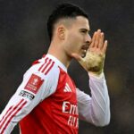 Mikel Arteta, manažér Arsenalu, tlieska fanúšikom po zápase Premier League medzi Nottingham Forest a Arsenalom