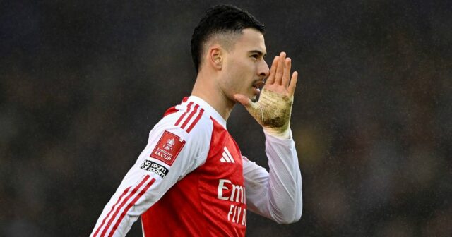 Mikel Arteta, manažér Arsenalu, tlieska fanúšikom po zápase Premier League medzi Nottingham Forest a Arsenalom