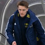 Martin Odegaard z Arsenalu nastupuje na let do Milána na letisku Luton 19. januára 2026 v Lutone v Anglicku.