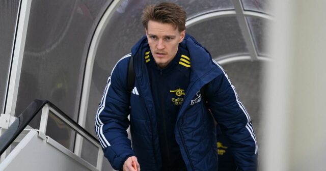 Martin Odegaard z Arsenalu nastupuje na let do Milána na letisku Luton 19. januára 2026 v Lutone v Anglicku.