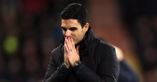 Najnovší prestup Arsenalu: Plán Marca Guehiho je jasný ako únos Mikel Arteta manažér / hlavný tréner Arsenalu reaguje počas zápasu Premier League medzi Bournemouthom a Arsenalom na Vitality Stadium 3. januára 2026 v Bournemouthe v Anglicku.