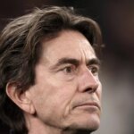 Thomas Frank sa pozerá.