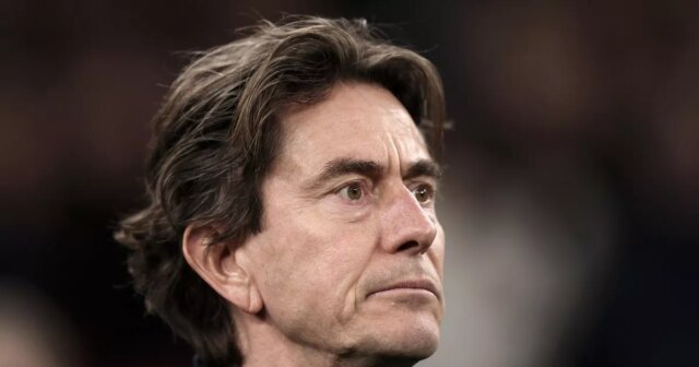 Thomas Frank sa pozerá.