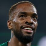 Ivan Toney z Al Ahli oslavuje po strelení druhého gólu počas zápasu Saudi Pro League medzi Al Ahli a Al Nassr na štadióne Alinma