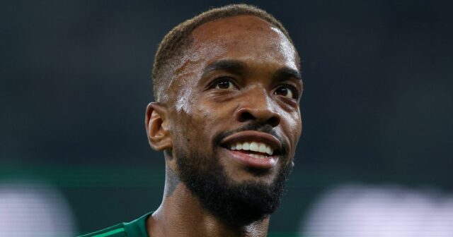 Ivan Toney z Al Ahli oslavuje po strelení druhého gólu počas zápasu Saudi Pro League medzi Al Ahli a Al Nassr na štadióne Alinma