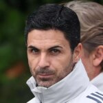 Mikel Arteta, manažér Arsenalu, sa prizerá počas tréningu v Sobha Realty Training Center