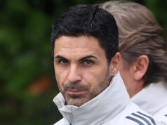 Najnovšie z Arsenalu: Záujem o hviezdu Realu Madrid sa objavuje, pretože Gunners by mohli získať dvojnásobný zisk Mikel Arteta, manažér Arsenalu, sa prizerá počas tréningu v Sobha Realty Training Center