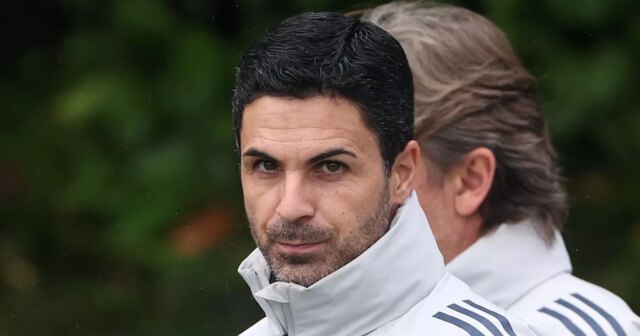 Najnovšie z Arsenalu: Záujem o hviezdu Realu Madrid sa objavuje, Mikel Arteta, manažér Arsenalu, sa prizerá počas tréningu v Sobha Realty Training Center