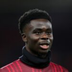 Bukayo Saka z Arsenalu sa rozcvičuje pred zápasom Premier League na City Ground.