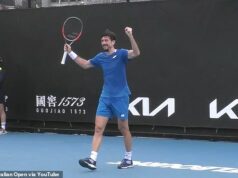 Najväčší porazený Australian Open: Rakúsky hráč oslavuje „výhru“ – len aby si uvedomil, že zabudol na pravidlá – predtým, než skolabuje a jeho rival sa mu bude vysmievať Sebastian Ofner (na obrázku) zrejme oslavoval predčasné víťazstvo počas kvalifikačného zápasu Australian Open proti Nisheshovi Basavareddymu, než utrpel porážku.