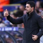 Declan Rice z Arsenalu sa prizerá počas ich bitky s Leeds United