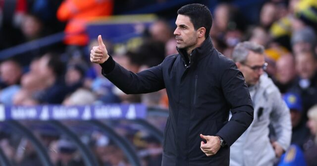 Declan Rice z Arsenalu sa prizerá počas ich bitky s Leeds United