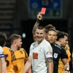 Rozhodca Stephen Martin ukazuje Milutinovi Osmajicovi z Preston North End červenú