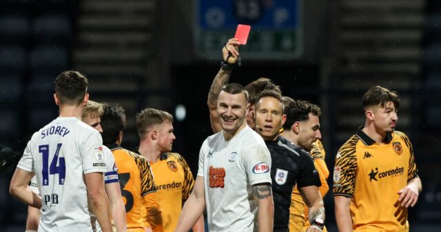   Rozhodca Stephen Martin ukazuje Milutinovi Osmajicovi z Preston North End červenú 