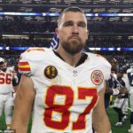Travis Kelce údajne zasiahol, keď sa wide receivers Kansas City Chiefs trápili s ich trénerom Connorom Embreem, ktorý bol prepustený začiatkom tohto týždňa.