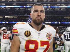 Napätie v zákulisí, ktoré zničilo sezónu Kansas City Chiefs… a ako sa to Travis Kelce snažil napraviť Travis Kelce údajne zasiahol, keď sa wide receivers Kansas City Chiefs trápili s ich trénerom Connorom Embreem, ktorý bol prepustený začiatkom tohto týždňa.