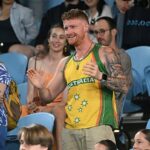 Sydneysider James Bray (uprostred) sa stal cez noc senzáciou za svoju vášnivú podporu Emme Raducanu v nedeľu