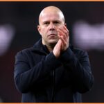 Federico Chiesa gestikuluje počas predzápasovej rozcvičky Liverpoolu