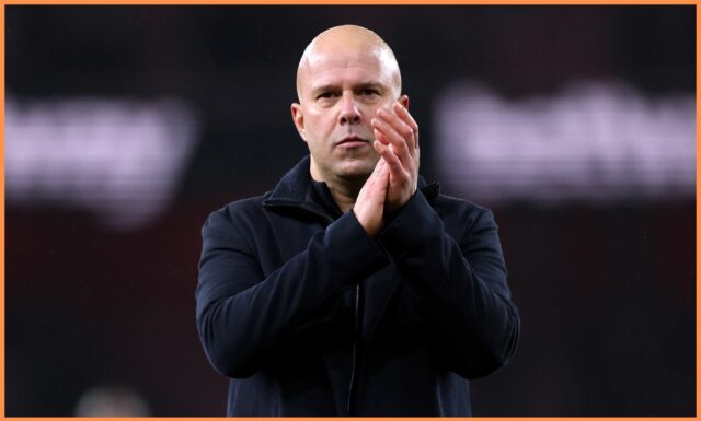 Federico Chiesa gestikuluje počas predzápasovej rozcvičky Liverpoolu