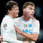 Scott McTominay a Rasmus Hojlund oslavujú gól za Neapol.