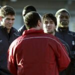 Hráči anglického FC Liverpool počúvajú svojho hlavného trénera Rafaela Beniteza (C) počas tréningu na štadióne Todoroki v Kawasaki.