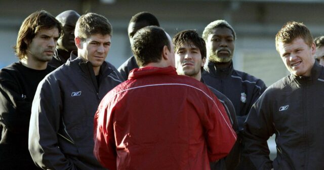 Hráči anglického FC Liverpool počúvajú svojho hlavného trénera Rafaela Beniteza (C) počas tréningu na štadióne Todoroki v Kawasaki.