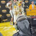 Hlavný tréner Wake Forest Jake Dickert a jeho rodina boli v piatok večer pokrytí majonézou