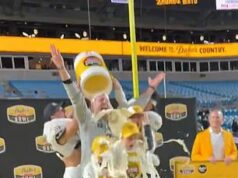 Nechutný moment vysokoškolský futbalový tréner a jeho rodina dostanú na hlavu pohár majonézy Hlavný tréner Wake Forest Jake Dickert a jeho rodina boli v piatok večer pokrytí majonézou