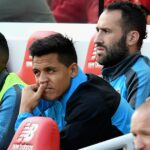 Alexis Sanchez z Arsenalu oslavuje po strelení druhého gólu svojho tímu počas zápasu D-skupiny Ligy majstrov UEFA medzi Arsenalom a Borussiou Dortmund na Emirates Stadium 26. novembra 2014 v Londýne v Spojenom kráľovstve.