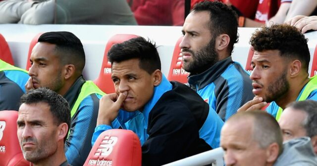 Alexis Sanchez z Arsenalu oslavuje po strelení druhého gólu svojho tímu počas zápasu D-skupiny Ligy majstrov UEFA medzi Arsenalom a Borussiou Dortmund na Emirates Stadium 26. novembra 2014 v Londýne v Spojenom kráľovstve.