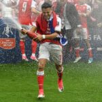 Alexis Sanchez z Arsenalu oslavuje strelenie úvodného gólu počas semifinále FA Cupu medzi Arsenalom a Readingom na štadióne Wembley 18. apríla 2015 v Londýne v Anglicku.