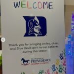 Špeciálne znamenie bolo vytvorené na privítanie futbalového tímu Duke University v nemocnici pre choré deti - ale nikdy sa neobjavili