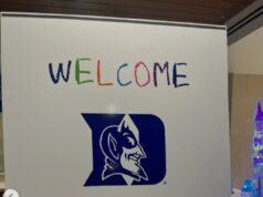 Nemocnica futbalového tímu Duke University „GHOSTS“ plná chorých detí vzrušene čakajúcich na návštevu „superhrdinských“ športovcov Špeciálne znamenie bolo vytvorené na privítanie futbalového tímu Duke University v nemocnici pre choré deti - ale nikdy sa neobjavili